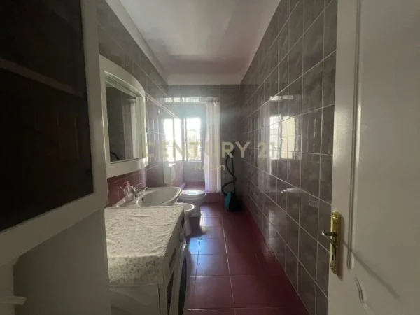 Tirane, jepet me qera apartament 2+1 Kati 2, 90 m² 700 € 