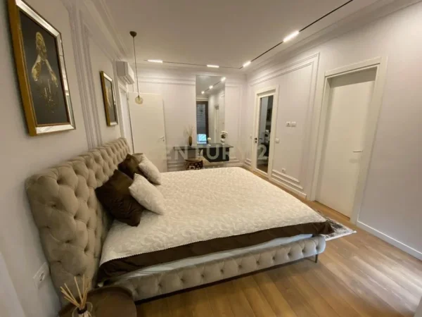 Tirane, jepet me qera apartament 2+1+Ballkon Kati 3, 140 m² 1.500 € (rruga e Barrikadave)