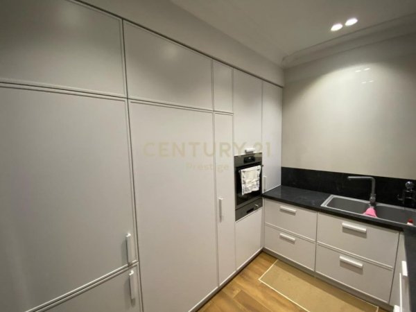 Tirane, jepet me qera apartament 2+1+Ballkon Kati 3, 140 m² 1.500 € (rruga e Barrikadave)