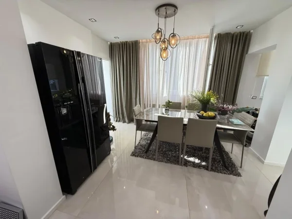 Tirane, jepet me qera apartament 2+1 Kati 3, 95 m² 1.000 €