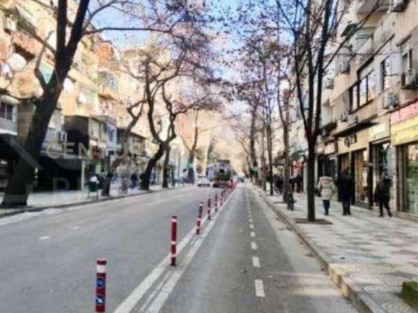 Tirane, jepet me qera dyqan Kati 0, 71 m² 750 € (Myslym Shyri)