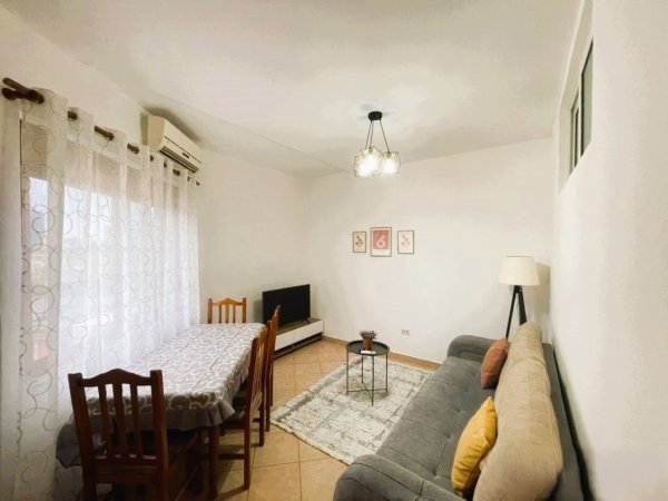 Tirane, jepet me qera apartament 2+1+Aneks+Ballkon Kati 7, 70 m² 580 € 