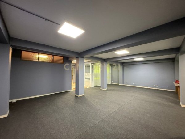 Tirane, jepet me qera ambjent biznesi Kati 1, 170 m² 850 € (Rruga Nikolla Lena)