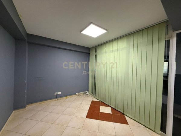 Tirane, jepet me qera ambjent biznesi Kati 1, 170 m² 850 € (Rruga Nikolla Lena)