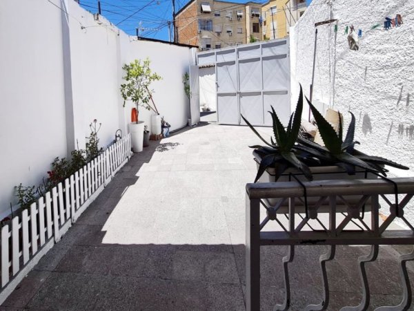 jepet me qera apartament 1+1 , 70 m² 700 € (Pazari i Ri, Rruga Beqir Luga)