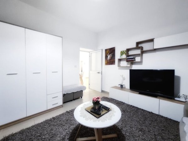 jepet me qera apartament 1+1 , 70 m² 700 € (Pazari i Ri, Rruga Beqir Luga)