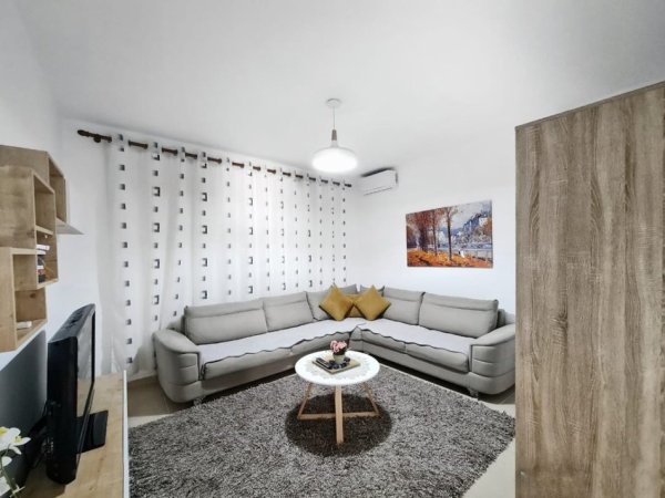 jepet me qera apartament 1+1 , 70 m² 700 € (Pazari i Ri, Rruga Beqir Luga)