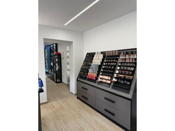 JAPIM PER QIRA DYQAN BUZE RRUGES FORTUZI! Kati 0, 50 m² 850 € (Rruga Fortuzi)