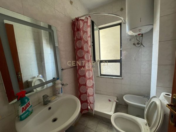 Tirane, jepet me qera apartament 1+1 Kati 8, 60 m² 350 € 