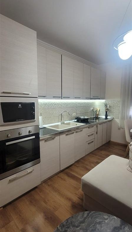 Tirane, jepet me qera apartament 2+1 Kati 2, 56 m² 500 € (OXHAKU)