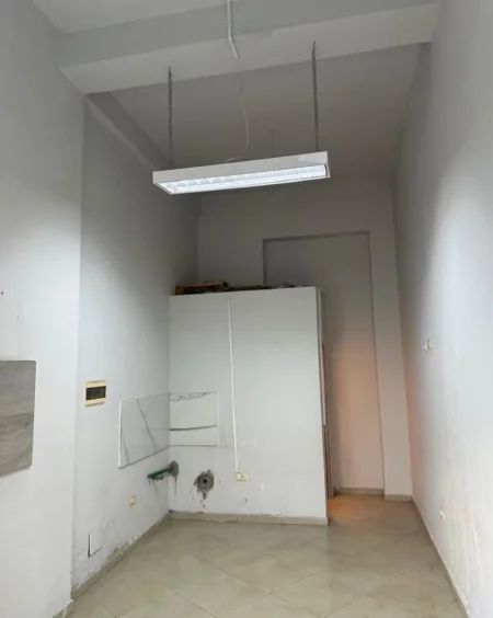 Tirane, jepet me qera dyqan Kati 0, 23 m² 200 € (Rruga Astrit Losha)