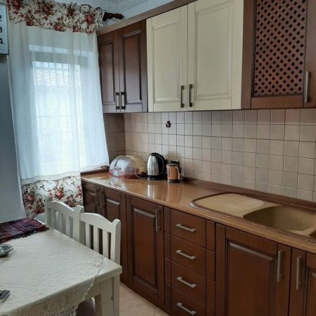 Tirane, jepet me qera apartament 1+1 Kati 1, 70 m² 400 Euro (prane Raiffeisen Bank.)