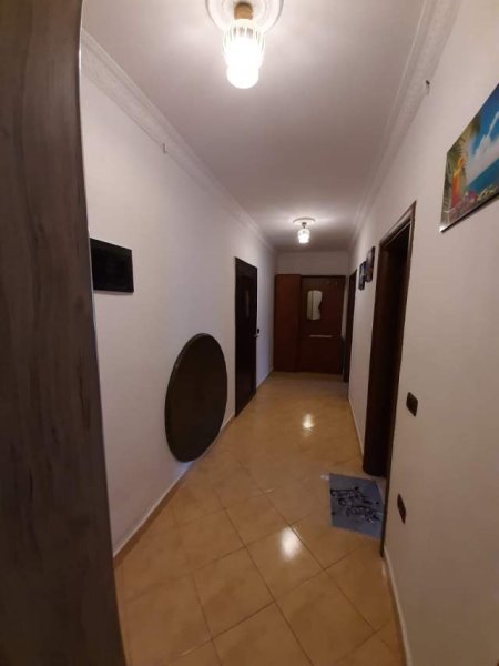 Tirane, jepet me qera apartament 1+1 Kati 1, 70 m² 400 Euro (prane Raiffeisen Bank.)