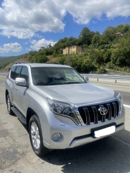 Tirane, shitet xhip Toyota Land Cruiser Viti 2014, 32.000 Euro