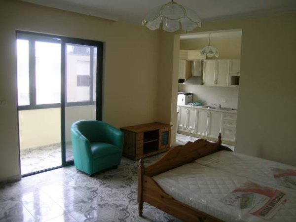 Durres, shes apartament  55 m² me Tarracë 452 m2 : 220.000 Euro