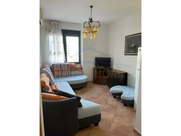 Tirane, jepet me qera apartament 1+1 Kati 4, 50 m² 500 Euro (Rruga e Bogdaneve)