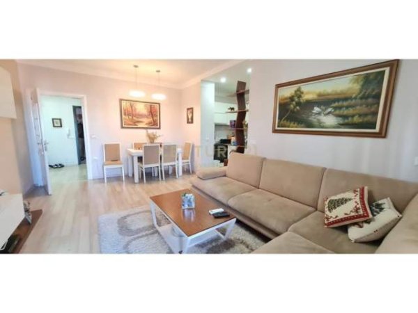 Tirane, shitet apartament Kati 16, 111 m² 220.000 Euro (qender)