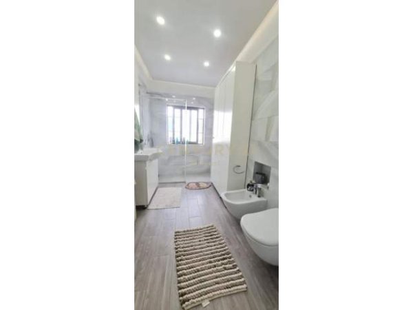 Tirane, shitet apartament Kati 16, 111 m² 220.000 Euro (qender)