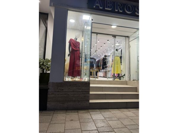 Tirane, jepet me qera ambjent biznesi Kati 0, 45 m² 850 € (Bulevardi Bajram Curri)