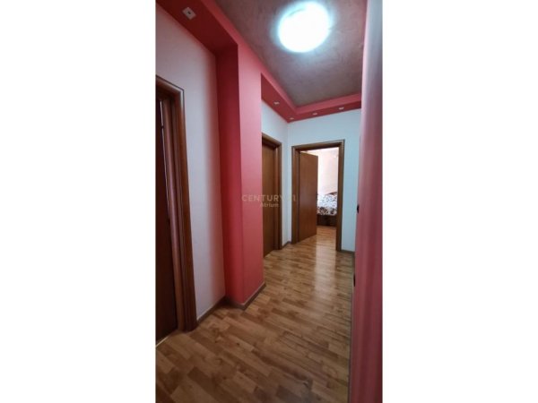 Tirane, jepet me qera apartament 3+1 Kati 11, 171 m² 800 € (Brryli)