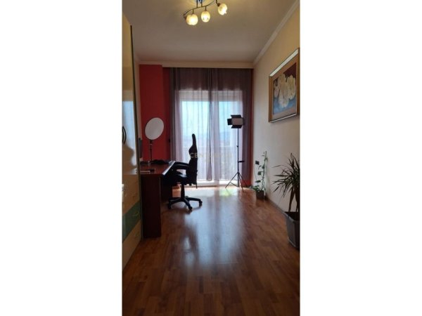 Tirane, jepet me qera apartament 3+1 Kati 11, 171 m² 800 € (Brryli)