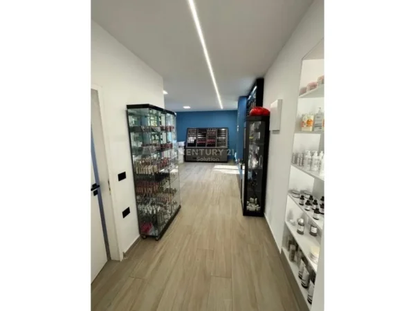 Tirane, jepet me qera dyqan , 50 m² 850 € (Rr.Fortuzi)