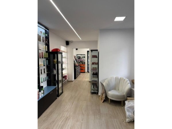 Tirane, jepet me qera dyqan , 50 m² 850 € (Rr.Fortuzi)