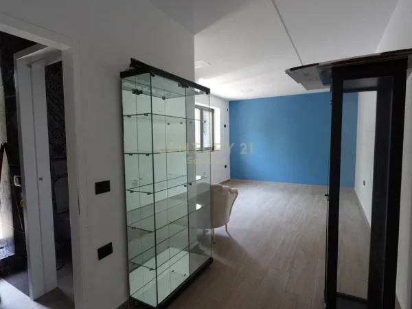 Tirane, jepet me qera dyqan , 50 m² 850 € (Rr.Fortuzi)