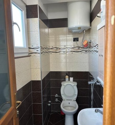 Tirane, jepet me qera apartament 2+1 Kati 1, 75 m² 300 € (SAUK)
