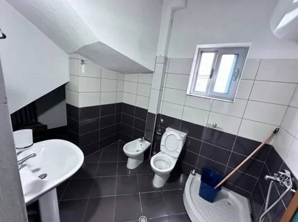 Tirane, jepet me qera apartament 1+1 Kati 1, 60 m² 300 € 