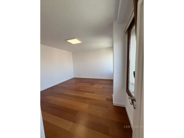 Tirane, jepet me qera ambjent biznesi Kati 8, 151 m² 2.300 € 