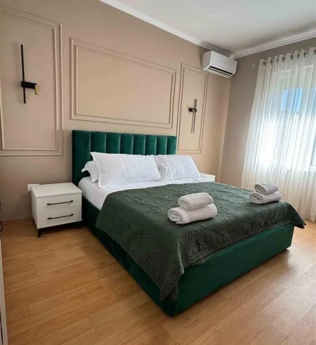 Tirane, jepet me qera apartament 2+1+Ballkon Kati 2, 80 m² 1.000 € (QENDER)