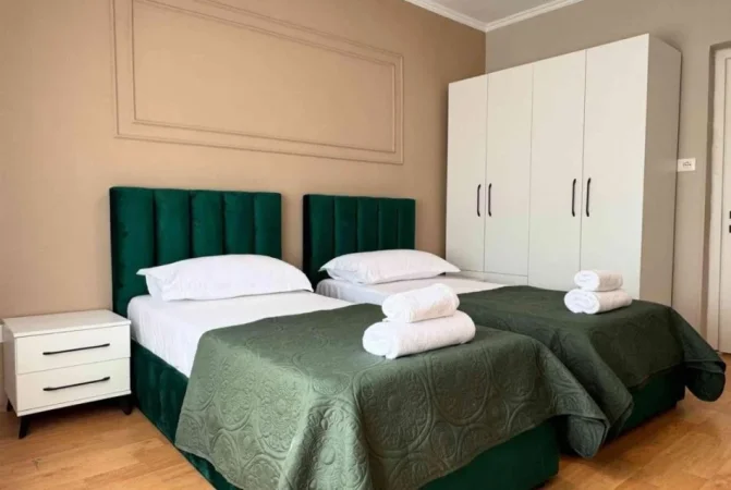 Tirane, jepet me qera apartament 2+1+Ballkon Kati 2, 80 m² 1.000 € (QENDER)