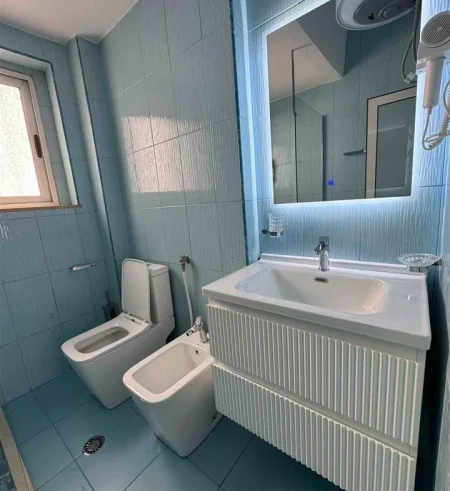 Tirane, jepet me qera apartament 2+1+Ballkon Kati 2, 80 m² 1.000 € (QENDER)