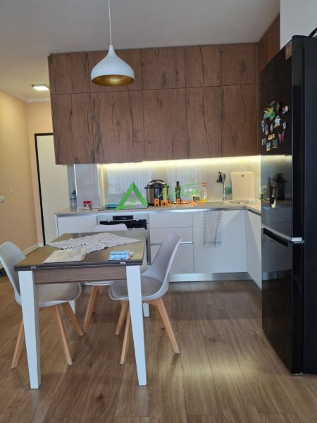 Tirane, jepet me qera apartament 2+1+Ballkon Kati 6, 94 m² 700 € (Kompleksi Fiori Di Bosco)