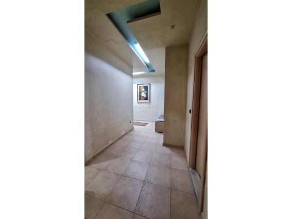Tirane, jepet me qera apartament 3+1+Aneks+Ballkon Kati 11, 171 m² 800 € (Prane Maternitetit te Ri)