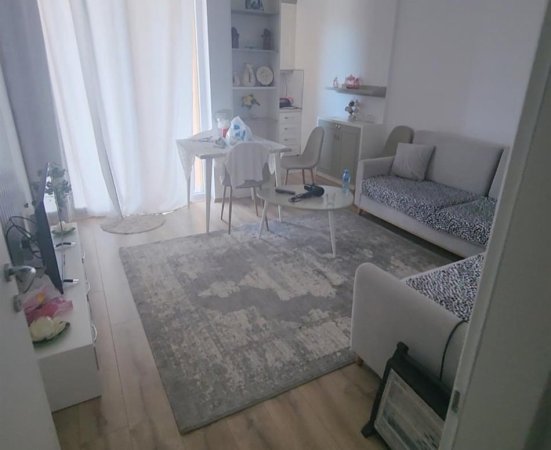 Tirane, jepet me qera apartament 1+1+Ballkon Kati 4, 62 m² 500 € (OXHAKU)