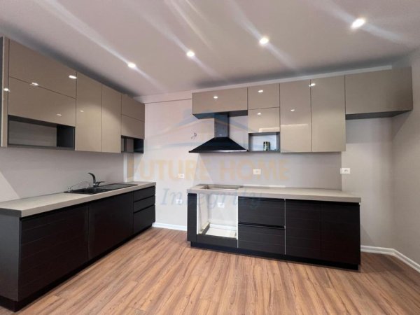 Tirane, shitet apartament 2+1 Unaza e Re Kati 8, 101 m² 160.000 €
