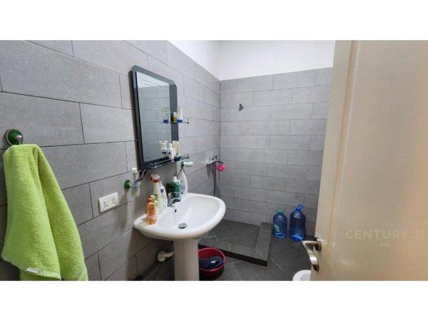 Tirane, jepet me qera apartament 2+1 Kati 2, 74 m² 400 € 