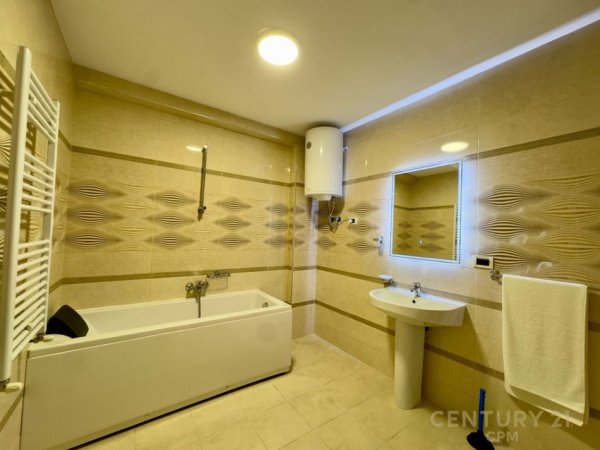 Tirane, jepet me qera apartament 3+1+Ballkon Kati 3, 160 m² 1.800 € 