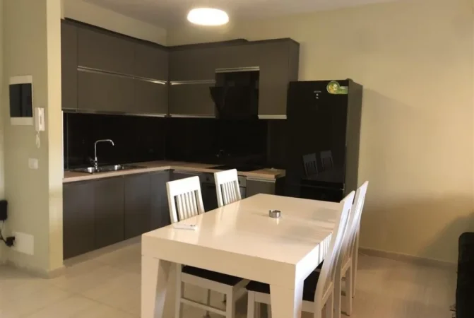 Tirane, jepet me qera apartament 2+1+Ballkon Kati 4, 78 m² 1.000 € (STADIUMI DINAMO)