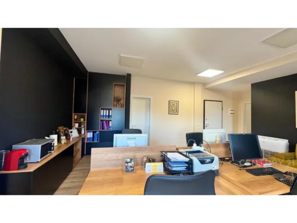 Tirane, jepet me qera zyre Kati 7, 167 m² 2.200 € (prane Qendres)