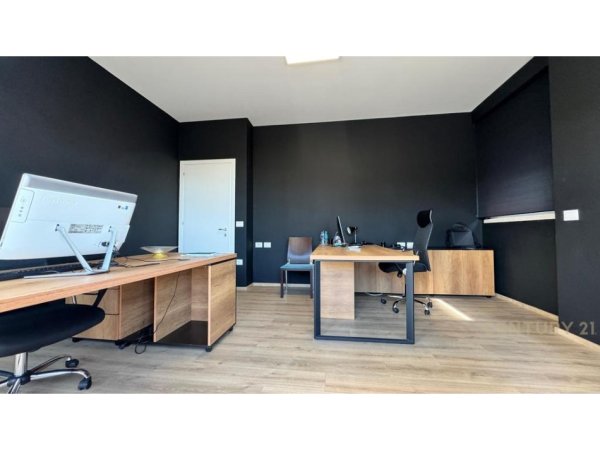 Tirane, jepet me qera zyre Kati 7, 167 m² 2.200 € (prane Qendres)
