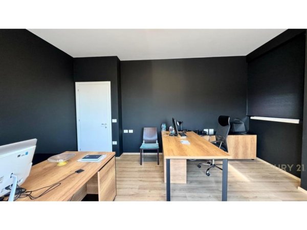 Tirane, jepet me qera zyre Kati 7, 167 m² 2.200 € (prane Qendres)