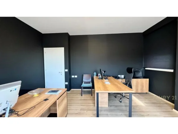 Tirane, jepet me qera zyre Kati 7, 167 m² 2.200 € (prane Qendres)
