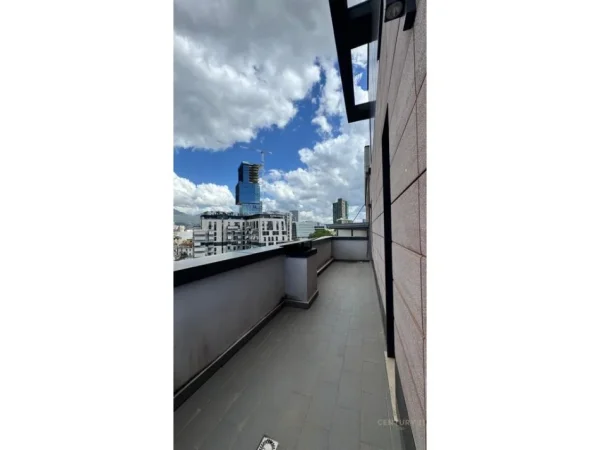 Tirane, jepet me qera zyre Kati 7, 167 m² 2.200 € (prane Qendres)