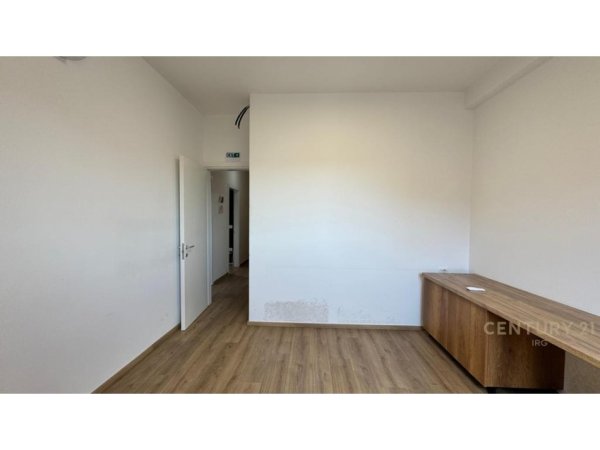 Tirane, jepet me qera zyre Kati 7, 167 m² 2.200 € (prane Qendres)