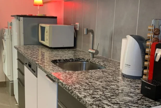 Tirane, jepet me qera zyre Kati 1, 70 m² 1.500 € (QENDER)