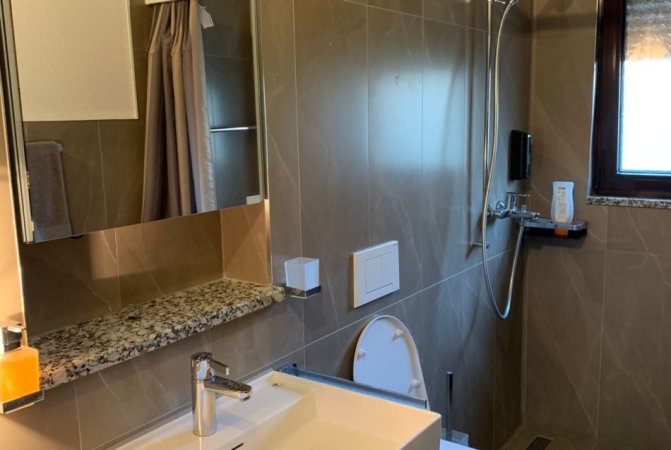 Tirane, jepet me qera zyre Kati 1, 70 m² 1.500 € (QENDER)