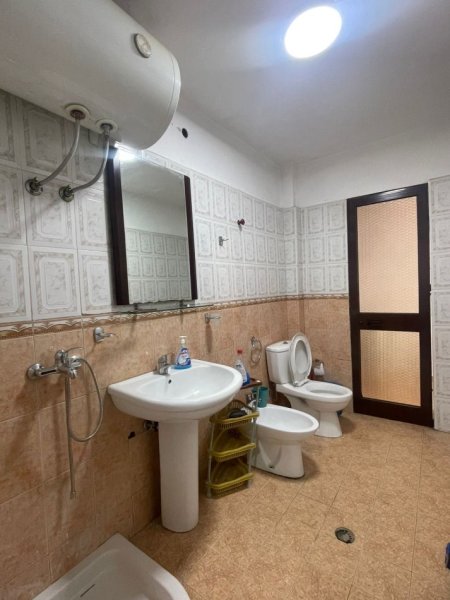 Jepet Apartament 2+1 tek Rruga kavajes